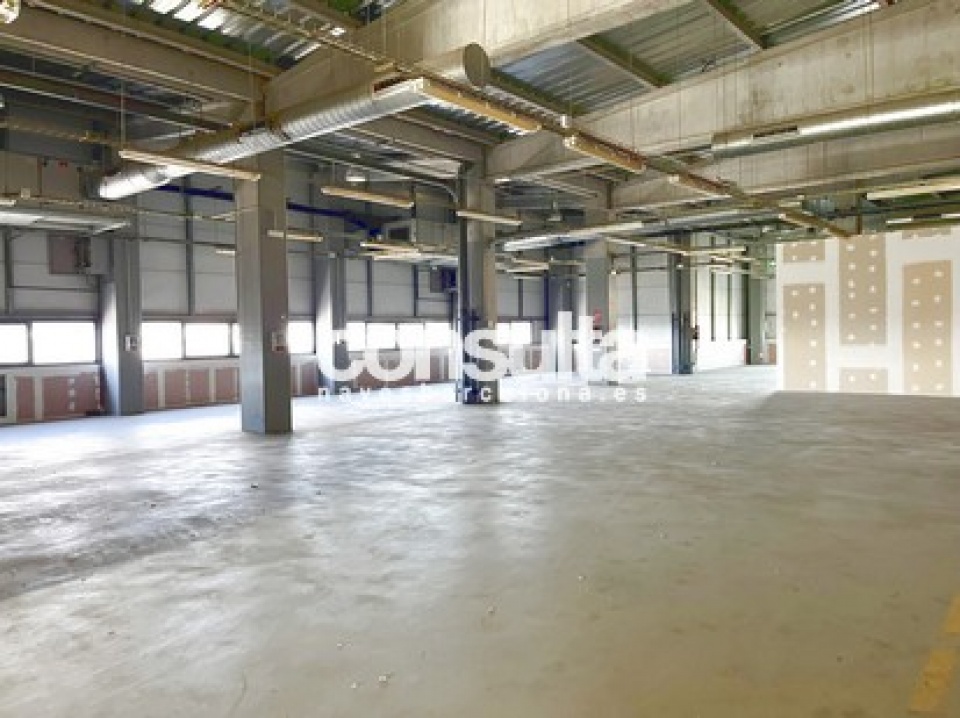 Edificio industrial/oficinas en alquiler y venta en Hospitalet de Llobregat